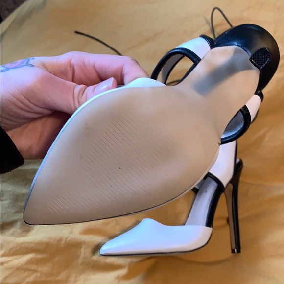 Black and white heel - Picture 2 of 2